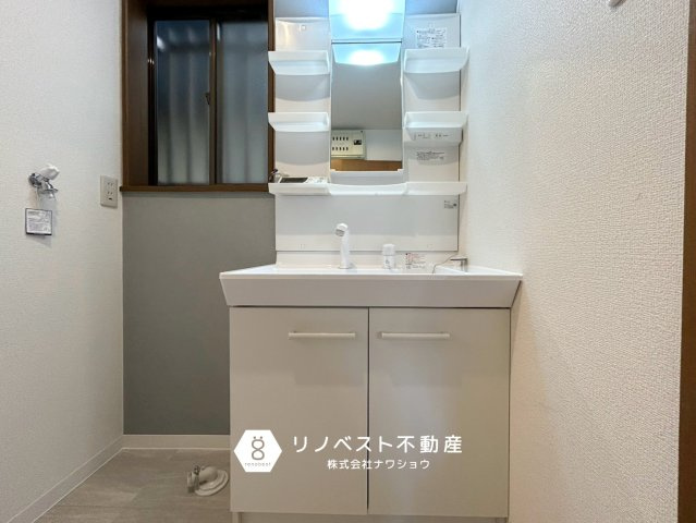 東大阪市吉田5丁目の独立洗面台|玄関すぐに洗面室があるため、帰宅後すぐに手洗いができます◎