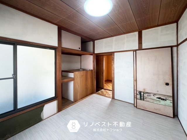 東大阪市松原2丁目の洋室|約5帖の3階和洋室♪
バルコニーに面しており、押入れも完備◎