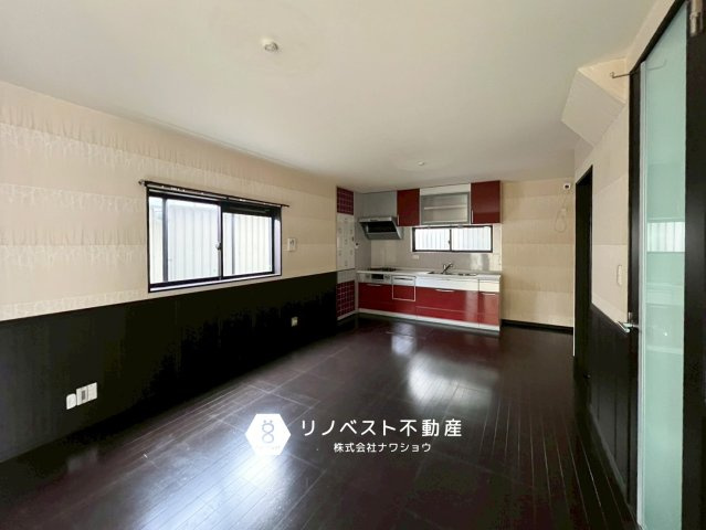 東大阪市池島町2丁目の居間・リビング|窓が多く明るいLDKです。