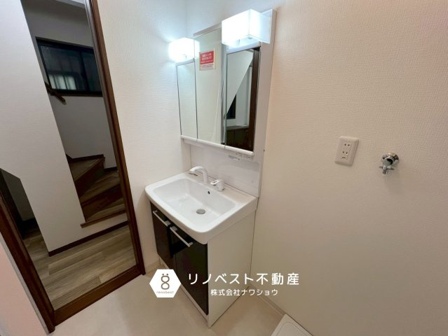 東大阪市新池島町１丁目の独立洗面台|玄関近くに洗面台があり、帰宅時すぐに手洗いができます♪