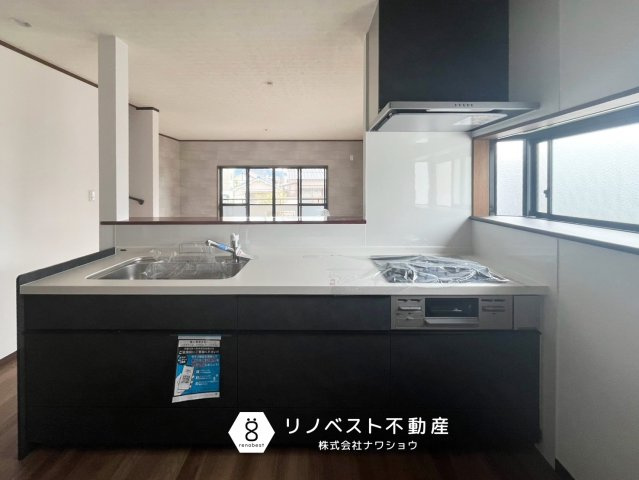 東大阪市鳥居町のキッチン|窓付きの明るいキッチン♪
カウンター越しにリビングの家族の様子も見渡せます◎