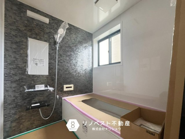 東大阪市鳥居町の浴室|追い焚き機能付き◎
小窓で換気をすれば、カビ対策にもなります。