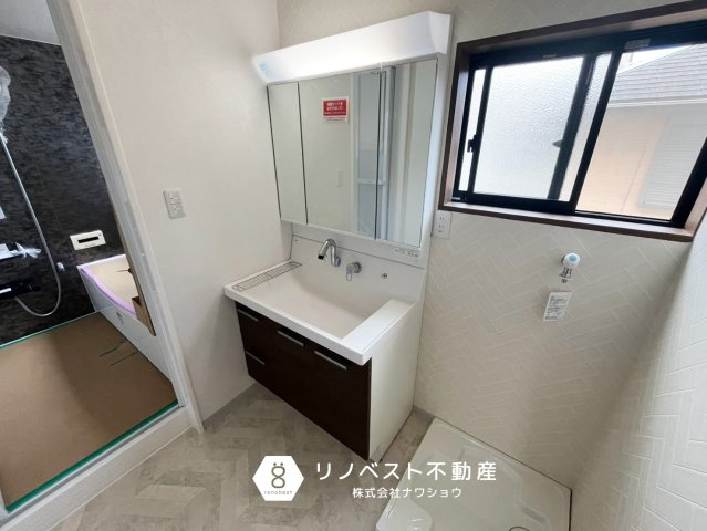 東大阪市鳥居町の洗面所|三面鏡付き独立洗面台完備◎

