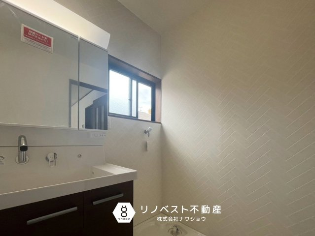 東大阪市鳥居町の洗面所|キッチン背面に位置しているため、家事動線がスムーズです♪