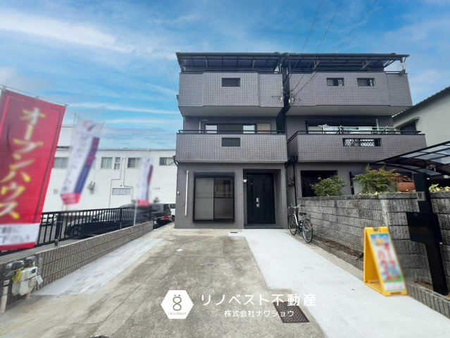 東大阪市鳥居町の外観|南向き採光につき室内陽当たり良好♪
駐車スペース1台分完備◎