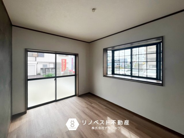 東大阪市鳥居町の洋室|約6帖の洋室♪
駐車場直通なので荷物の出し入れもスムーズ◎