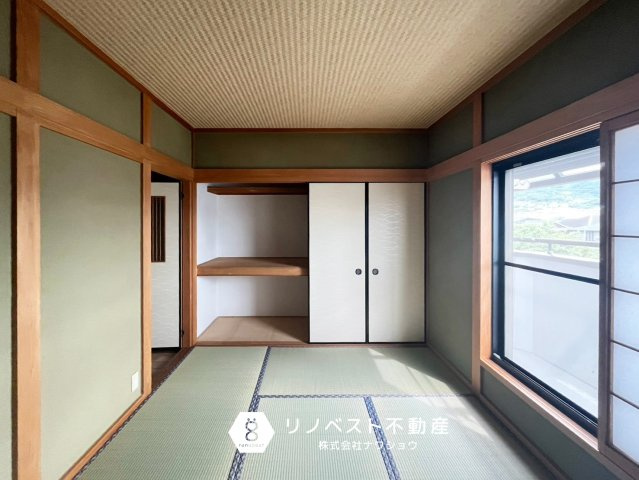 東大阪市鳥居町の和室|約6帖の和室♪
バルコニーに面しており、陽当たり良好♪押入れ付き◎