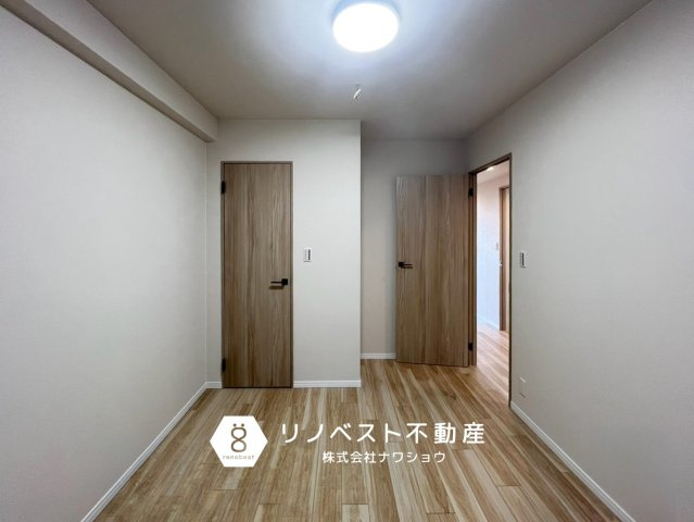 ファミール上石切アルテサージュの洋室|手前の家具を低く、奥に向かって高くなるように配置すると遠近法が働き、部屋に奥行き感が生まれます◎