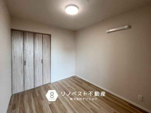 ファミール上石切アルテサージュの洋室|リビングに繋がる洋室。
お子様の遊び場や家族団らんのスペースとして利用できます◎