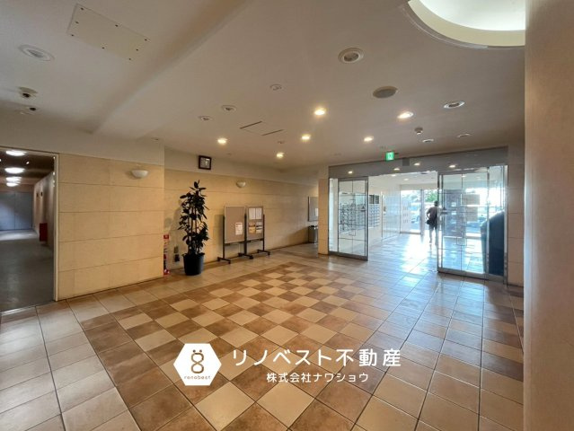 ファミール上石切アルテサージュのエントランス|【リノベスト不動産】テナント（事業用）物件のご紹介も可能です。事務所移転・新規開業等お気軽にご相談ください♪
