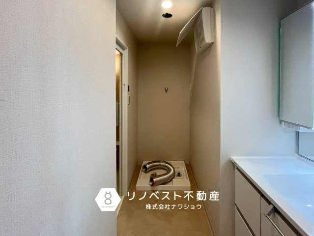 ファミール上石切アルテサージュの独立洗面台|洗濯機置き場も十分に確保されております。