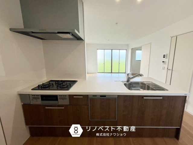 東大阪市元町2丁目　2号棟のキッチン|食洗機付きのシステムキッチン♪
カウンター越しにリビングの様子がバッチリ見えます◎