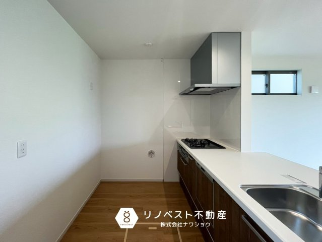 東大阪市元町2丁目　2号棟のキッチン|床下収納もあるので、納まりきらない食材の収納に便利◎