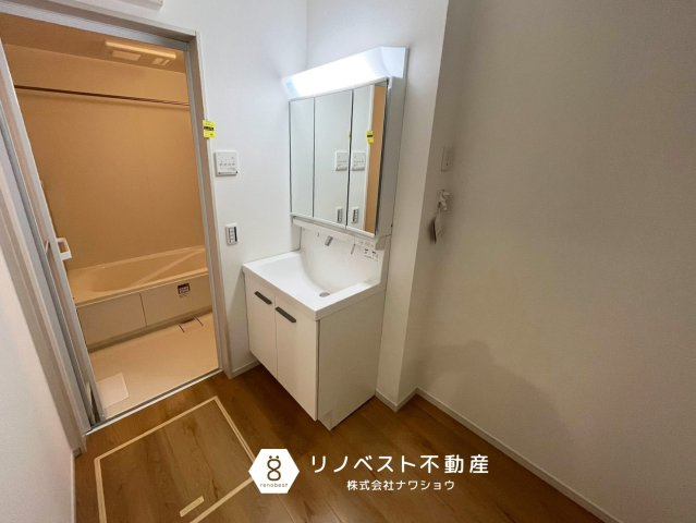 東大阪市元町2丁目　2号棟の洗面所|三面鏡付き独立洗面台◎隣にはゆとりのあるランドリースペースも◎