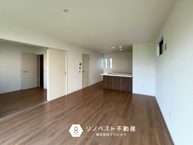 東大阪市元町2丁目　2号棟の居間・リビング|約16帖のLDK♪
奥行きがあり、ゆったりと家族団らんをお楽しみいただけます◎