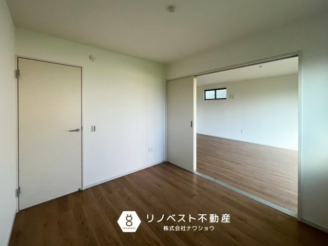 東大阪市元町2丁目　2号棟の洋室|約5.25帖の1階洋室♪
引き戸を開けてリビングの延長としても◎