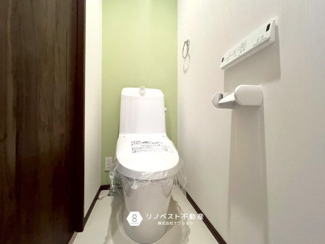 東大阪市日下町8丁目戸建のトイレ|黄緑のアクセントクロスで遊び心ありますね♪　