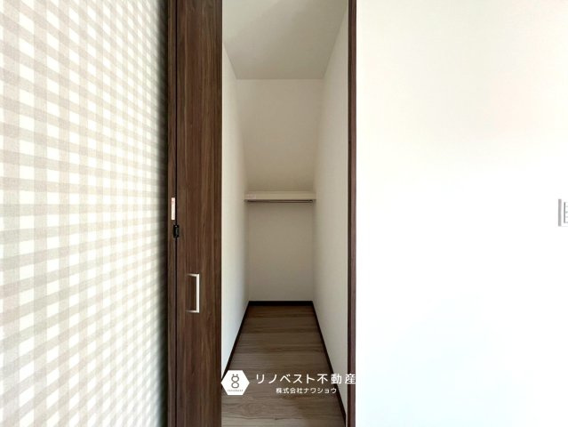 東大阪市日下町8丁目戸建の収納|奥行きのある収納◎収納棚を中に入れて使用してもいいですね♪