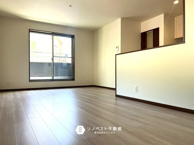 東大阪市日下町8丁目戸建の居間・リビング|南東向きのため陽当たり良好です◎