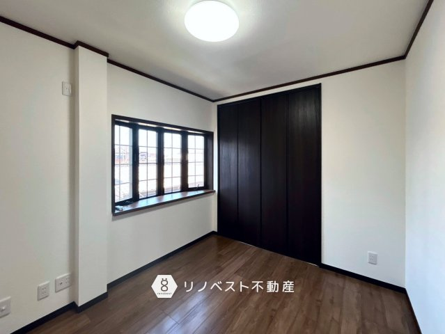 東大阪市菱屋東1丁目の洋室|クローゼット付き！
長方形の間取りで家具のレイアウトがしやすい◎