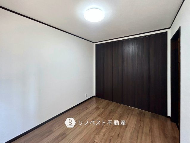 東大阪市菱屋東1丁目の洋室|1階玄関すぐの洋室。
客間にするとリビングに通さず来客対応ができてプライバシーを守れます♪