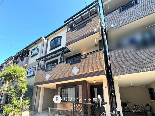 東大阪市菱屋東1丁目の外観|スーパー・コンビニ・薬局が徒歩約5分圏内♪
インナーガレージ付きの4LDK♪