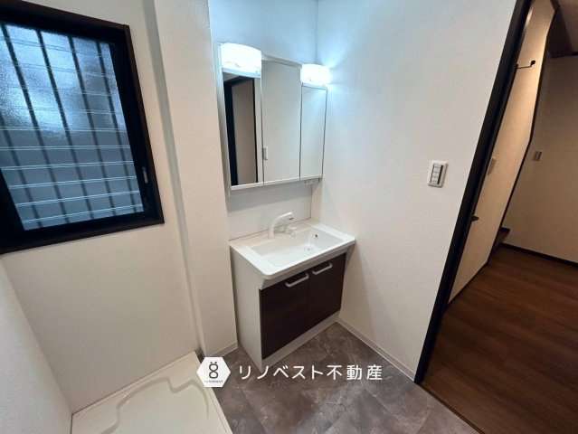 東大阪市菱屋東1丁目の独立洗面台|玄関入ってすぐ洗面室。
帰宅後スムーズに手洗いができます♪