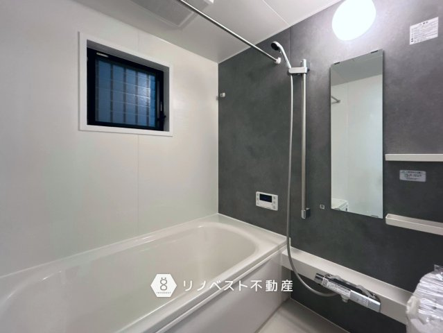 東大阪市菱屋東1丁目の浴室|浴室乾燥機付き！
グレーのアクセントクロスで落ち着いた空間です♪
