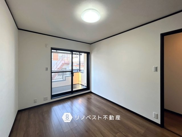 東大阪市菱屋東1丁目の洋室|バルコニーに面する洋室。
カーテンは天井近くから床まで届く長さにすると、天井が高く見えるのでおすすめです♪
