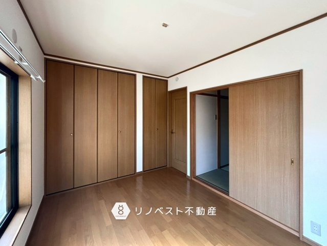 東大阪市新家中町の洋室|大容量の収納付き！
バルコニーに面しておりお洗濯ものをそのまま片せます♪