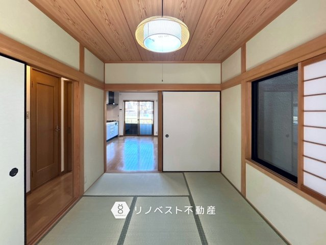 東大阪市新家中町の和室|LDKと隣接した1階和室。
お子様の遊び場や家族団らんスペースに非常に良い空間です♪