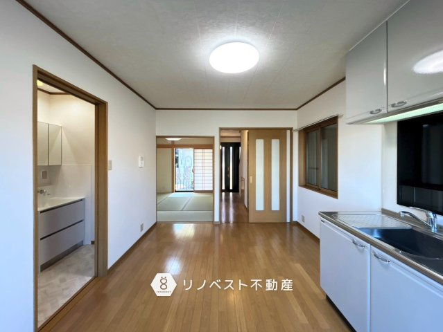 東大阪市新家中町の居間・リビング|水回り設備が集結しており、家事導線が良好です◎