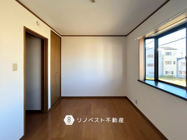 東大阪市新家中町の洋室|大きな窓で明るい洋室。
長方形の間取りで家具のレイアウトがしやすい◎
