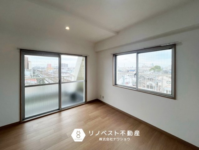 シャンティ―永和の居間・リビング|約11.2帖のLDK♪南向きバルコニーに面した明るい空間です◎
