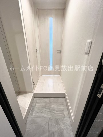 大阪市城東区鴫野東３丁目のアパートの玄関