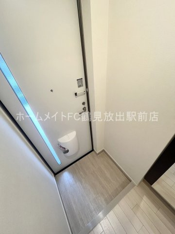 大阪市鶴見区浜３丁目のハイツの玄関