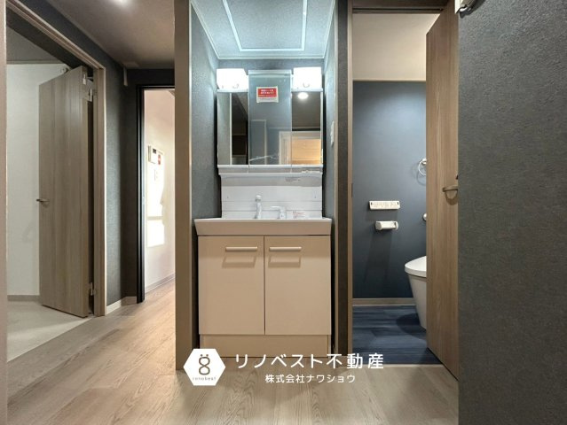八戸ノ里ガーデンハイツの独立洗面台|新調済みの洗面台！玄関すぐのため、帰宅後すぐに手洗いができます◎
