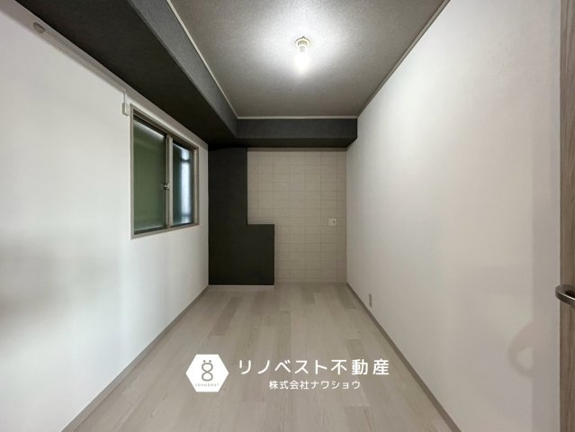 八戸ノ里ガーデンハイツの洋室|書斎などにおすすめの洋室。
シックな印象のお部屋です♪