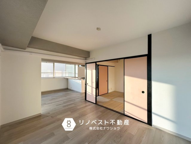 八戸ノ里ガーデンハイツの居間・リビング|隣接する和室も繋げて一部屋として使用できます◎