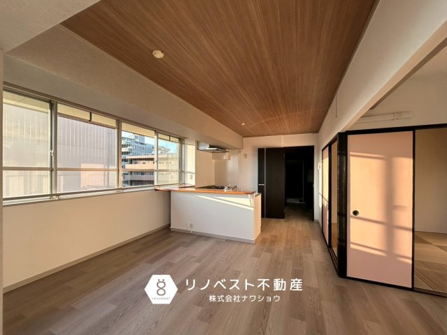 八戸ノ里ガーデンハイツの居間・リビング|エレベーター停止階のためお買い物後も楽々です♪