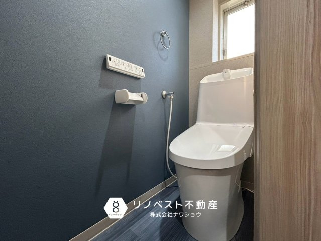 八戸ノ里ガーデンハイツのトイレ|ブルーのアクセントクロスが印象的！
換気窓もついております◎