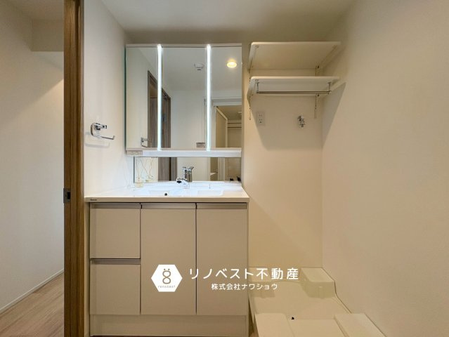 弥刀グリーンマンションの洗面所|収納力の高い三面鏡付き独立洗面台。
使い勝手が良いです♪