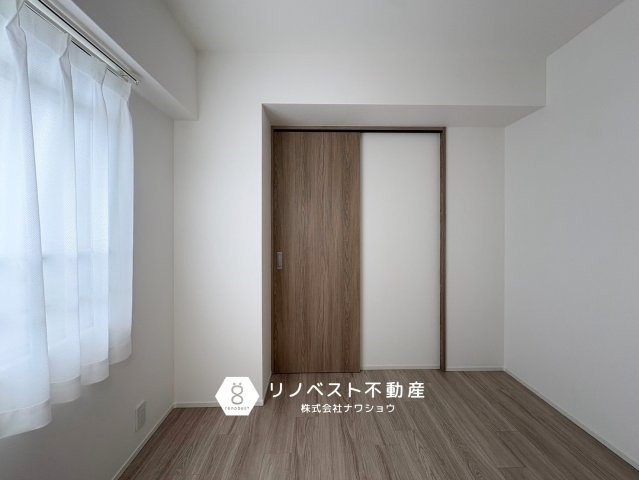 弥刀グリーンマンションの収納|洋室とLDKを繋ぐWTC。
窓があるため換気もできます◎