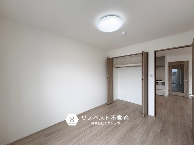 弥刀グリーンマンションの洋室|バルコニーに面する洋室。
日当たりがよく日中は照明なしでも過ごせます♪