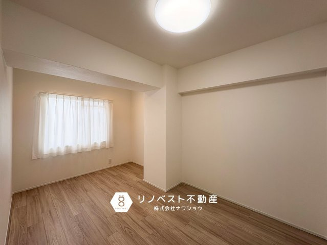 弥刀グリーンマンションの洋室|ウォークスルークローゼット付きで収納に困りません♪