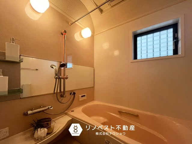 東大阪市菱屋東3丁目の浴室|追い焚き＆自動お湯はり機能付き♪
小窓付きなので湿気も溜まりにくく、カビ対策もバッチリ◎