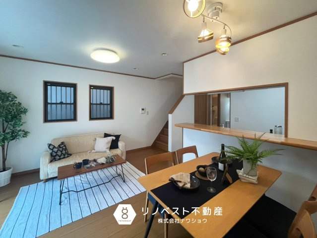 東大阪市菱屋東3丁目の居間・リビング|約14.2帖のLDK♪
家事動線がスムーズ＆リビング階段につき2階への行き来も楽々♪