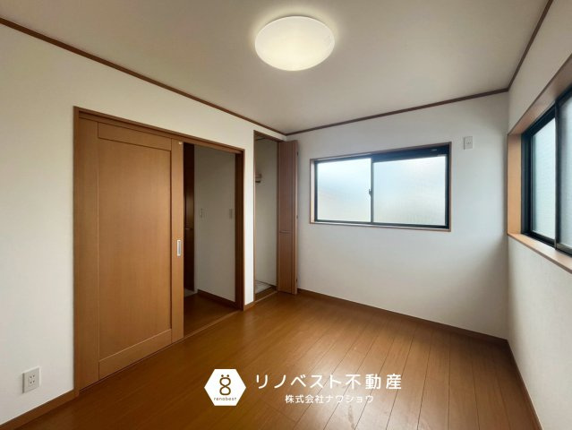 東大阪市菱屋東3丁目の洋室|約6帖の3階洋室♪
2面採光で明るいので、寝室や書斎など幅広い用途におすすめ◎