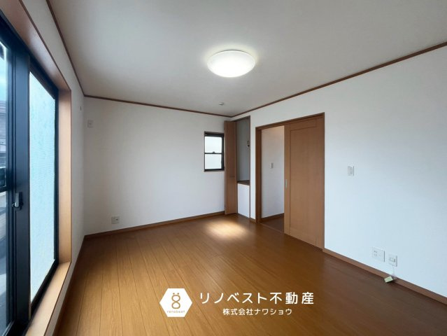 東大阪市菱屋東3丁目の洋室|約8.7帖の3階洋室♪
バルコニーに面した開放感のある広々とした空間です◎
