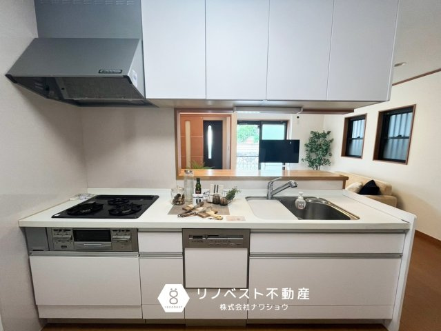 東大阪市菱屋東3丁目のキッチン|食洗機付きのシステムキッチン♪
カウンター越しにはリビングの様子がバッチリ見えます◎